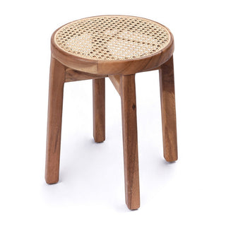 Holzhocker aus Trembesi mit einer Sitzfläche aus geflochtenem Rattan